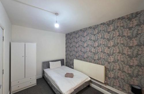 Worksop House | Inviting 3-Bed Home in Worksop with Street Parking