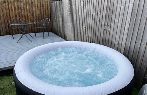 Wirral House | Inviting 3 bed + hot tub With Excellent Train and bus to Liverpool & Chester