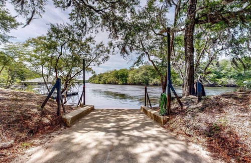 Bell House | Inviting dog-friendly home with boat ramp, W/D