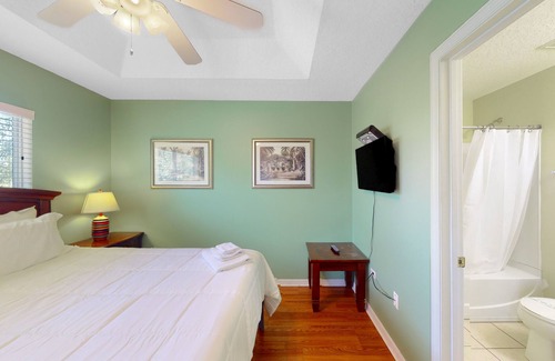 Crestwynd Bay House | Inviting dog-friendly townhome with full kitchen, central AC, & W/D