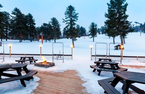 Iron Mountain Hotel | Inviting Lodge with Family-Friendly Amenities - Near Local Attractions