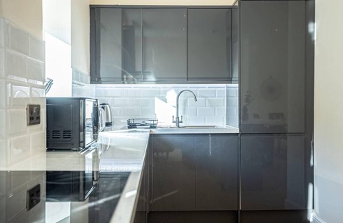 Ipswich Apartment | Ipswich Waterfront Serenity - City View 2BR Apt