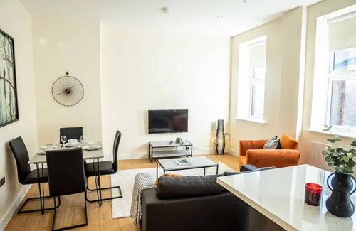 Ipswich Apartment | Ipswich Waterfront Serenity - City View 2BR Apt
