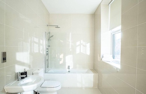 Ipswich Apartment | Ipswich Waterfront Serenity - City View 2BR Apt