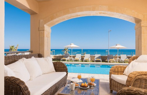 Rethymno Villa | Irida beachfront Villa for 12 next to all amenities