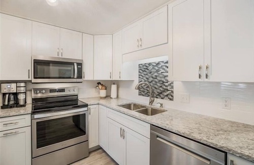 Holmes Beach House | Island Escape 2 Bedroom Villa by Redawning