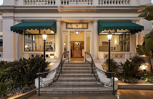 Coronado House | Island Escape! 4 Units Near Seaport Village! With Outdoor Pool and Parking!