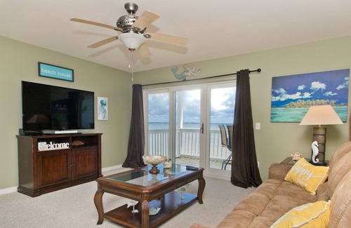 Innerarity Townhomes House | Island Time: Peaceful Waterfront Unit with 2 Kayaks!
