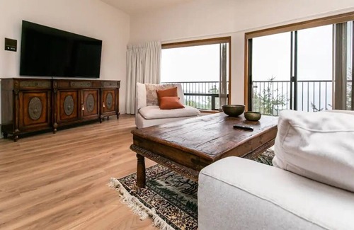Juan de Fuca Electoral Area House | Island Villa with breathtaking Views
