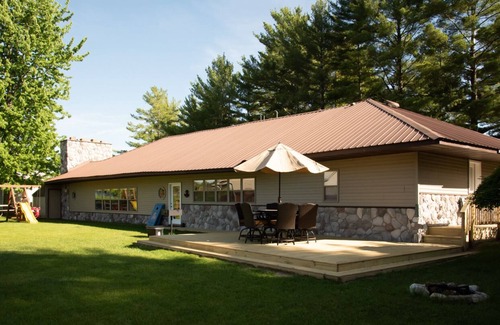 Irons Cottage | Isle of the Wilds Spacious 4 Bed 2 Bath Bass Lake Cottage Sandy Beach!
