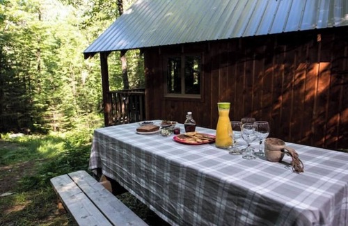 Saint-Etienne-De-Bolto Cabin | Isolated eco-lodge in the middle of nature: Le Renard