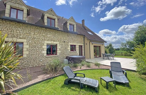 Les Ventes-de-Bourse Cottage | Isolated country house with large garden and spa, perfect for families and friends