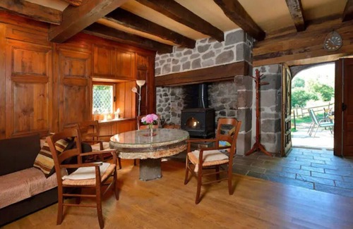 Mur-de-Barrez Cottage | Isolated mill on river bank