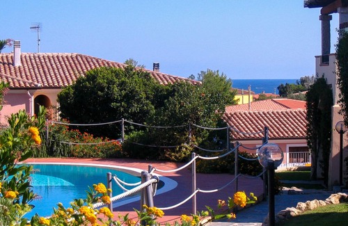 Monte Petrosu House | Apartment with garden and wi-fi in residence with swimming pool