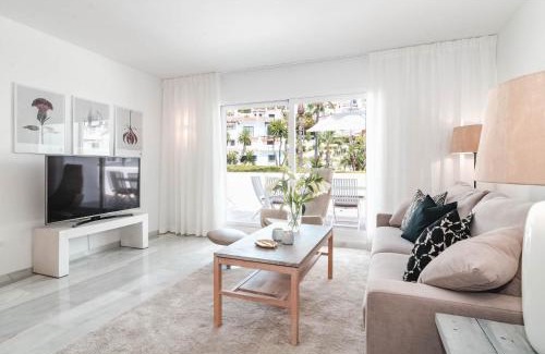 Nueva Andalucia Apartment | IVY-Modern 3 bedroom apt private garden