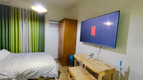 Binan City Apartment | J Studio - Fast WiFi, 55" UHD TV with Netflix & Prime Video, Free Pool Access