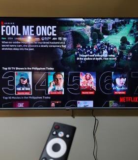 Binan City Apartment | J Studio - Fast WiFi, 55" UHD TV with Netflix & Prime Video, Free Pool Access