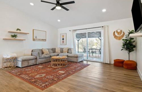 Joshua Tree House | J-Tree Bungalow with Large Hot Tub Views Patio
