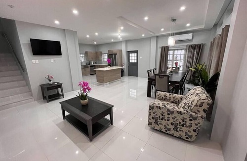 Glencoe House | Jacuzzi Loft and Pool Glencoe Townhome