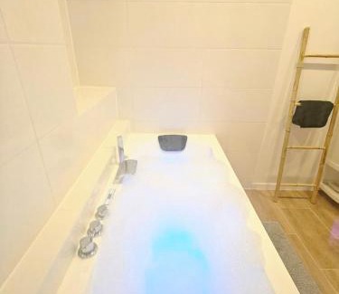 Chatel-Guyon Apartment | Jacuzzi privé - Netflix - Wi-Fi - parking gratuit