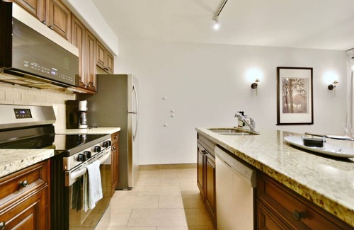 Oro-Medonte Condo | Jacuzzi Suite Relaxing Retreat