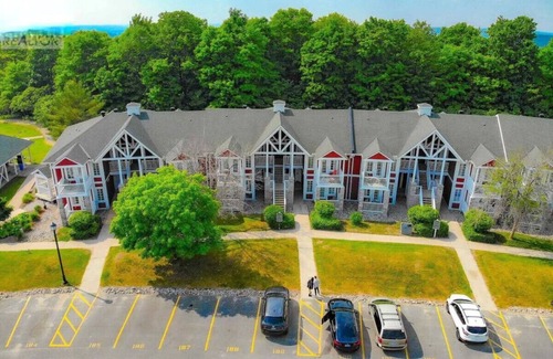 Oro-Medonte Condo | Jacuzzi Suite Relaxing Retreat