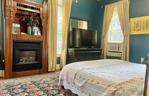Adamstown Bed & Breakfast | Jade Room at The Amethyst Inn B&B, jacuzzi, fireplace, antiques and Lancaster