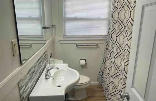 Ponca City House | James’ Modern Cheerful Home!