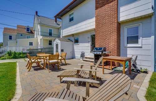 Wall House | Jersey Shore Getaway with Grill Walk to Beach!