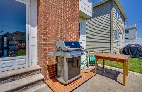 Wall House | Jersey Shore Getaway with Grill Walk to Beach!