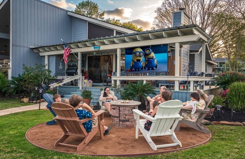 April Sound Cottage | Jet Ski&GolfCart Rental,Firepit,Dock,LilyPad, Kayaks,SUP,Arcade,Projector Rental