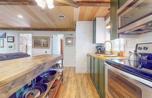 Huddleston Cottage | Jewelbox Cottage - Dog-friendly Lakefront home with private dock, canoe & SUPs