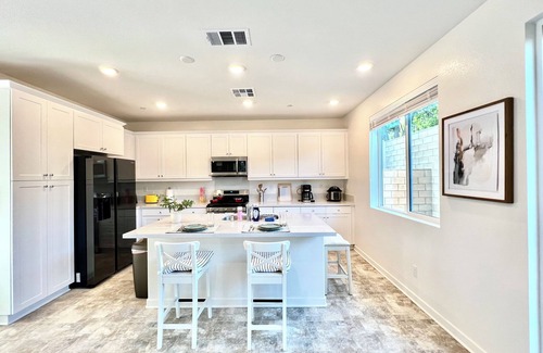 Westmont House | Jie's Choice — Luxury New 4b3b Pomona Hideaway