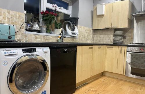 Strood Apartment | JM cozy double room with huge garden