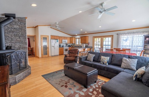 June Lake House | Johnson Suite 2- Walk to both June and Gull Lakes, only 1.5 miles to June Mtn Ski Area