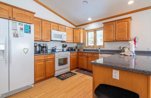 June Lake House | Johnson Suite 2- Walk to both June and Gull Lakes, only 1.5 miles to June Mtn Ski Area