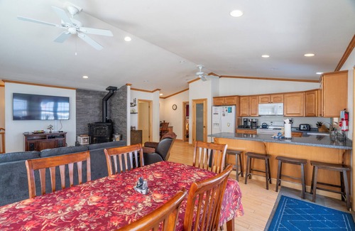 June Lake House | Johnson Suite 2- Walk to both June and Gull Lakes, only 1.5 miles to June Mtn Ski Area