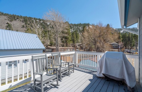 June Lake House | Johnson Suite 2- Walk to both June and Gull Lakes, only 1.5 miles to June Mtn Ski Area