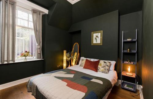 West End House | JOIVY Contemporary Cottage with Free Parking