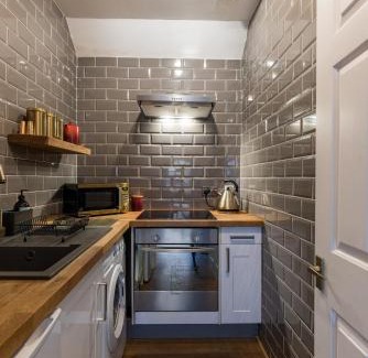 West End House | JOIVY Contemporary Cottage with Free Parking