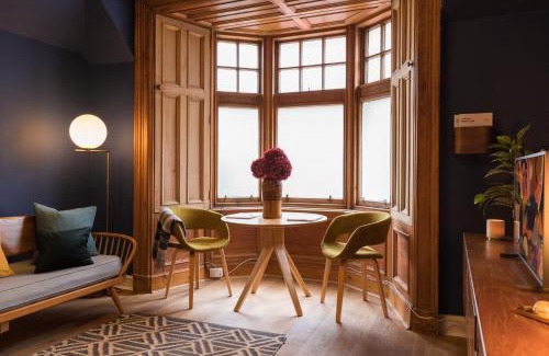 West End House | JOIVY Contemporary Cottage with Free Parking