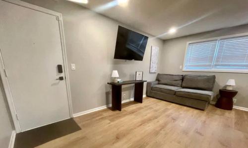 Joslyn Castle Apartment | Joslyn 12-Newly remodeled 1 BDRM