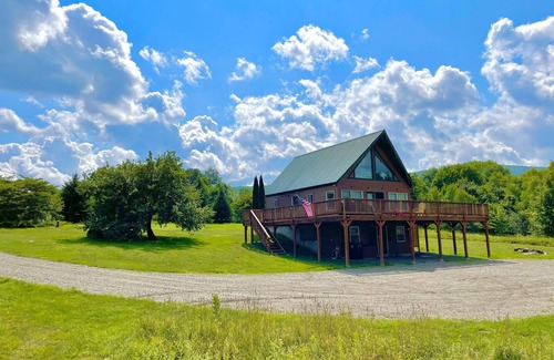 North Troy House | Journeys End Chalet - Minutes to Jay Peak!