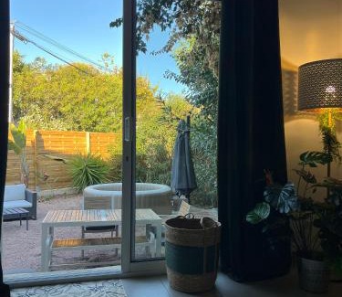 Bastelicaccia Apartment | Jungle Room avec Jacuzzi privé