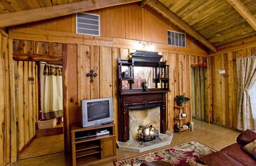 Hot Springs Cabin | Jungle Suite at Ranch Valley Panther Valley