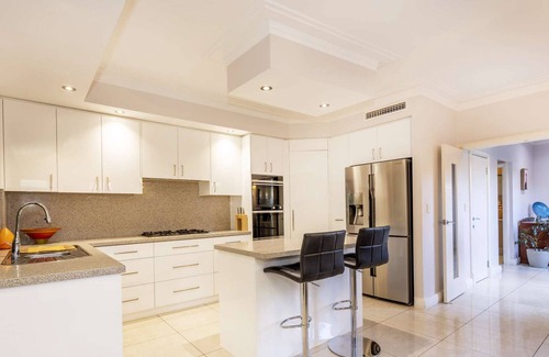 South Perth House | Just a 1.5km walk straight to the Coode St Jetty on the glorious Swan River foreshore.