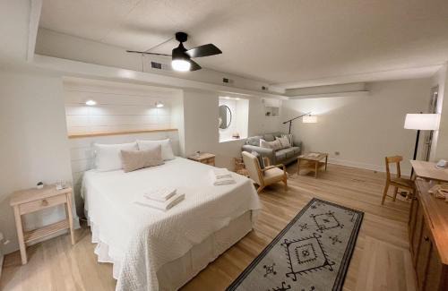 Airlie Apartment | Just Shy of the Bridge - Waterway Condo 110