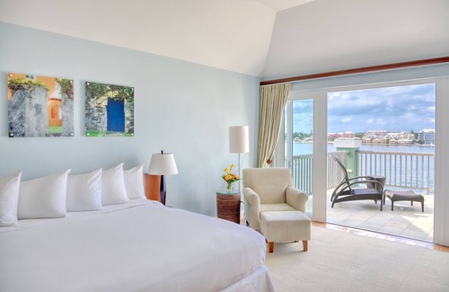Paget Hotel | Just What You Were Looking For! 3 Classy Units, Outdoor Pool, FREE Parking!