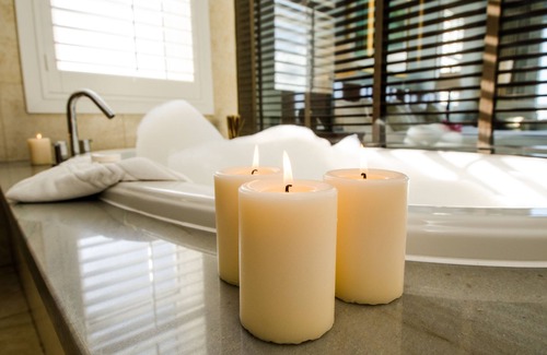 Paget Hotel | Just What You Were Looking For! 3 Classy Units, Outdoor Pool, FREE Parking!