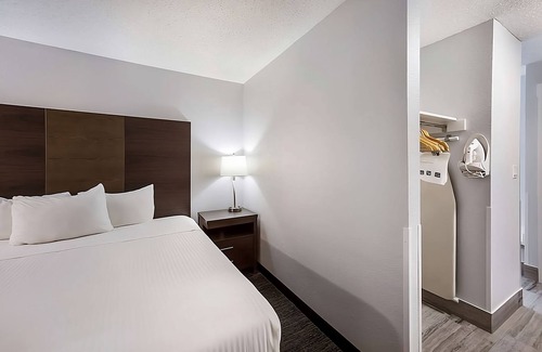 Grants Pass Hotel | Just What You Were Looking For! Amazing Unit Awaits! Close to Hellgate Canyon!